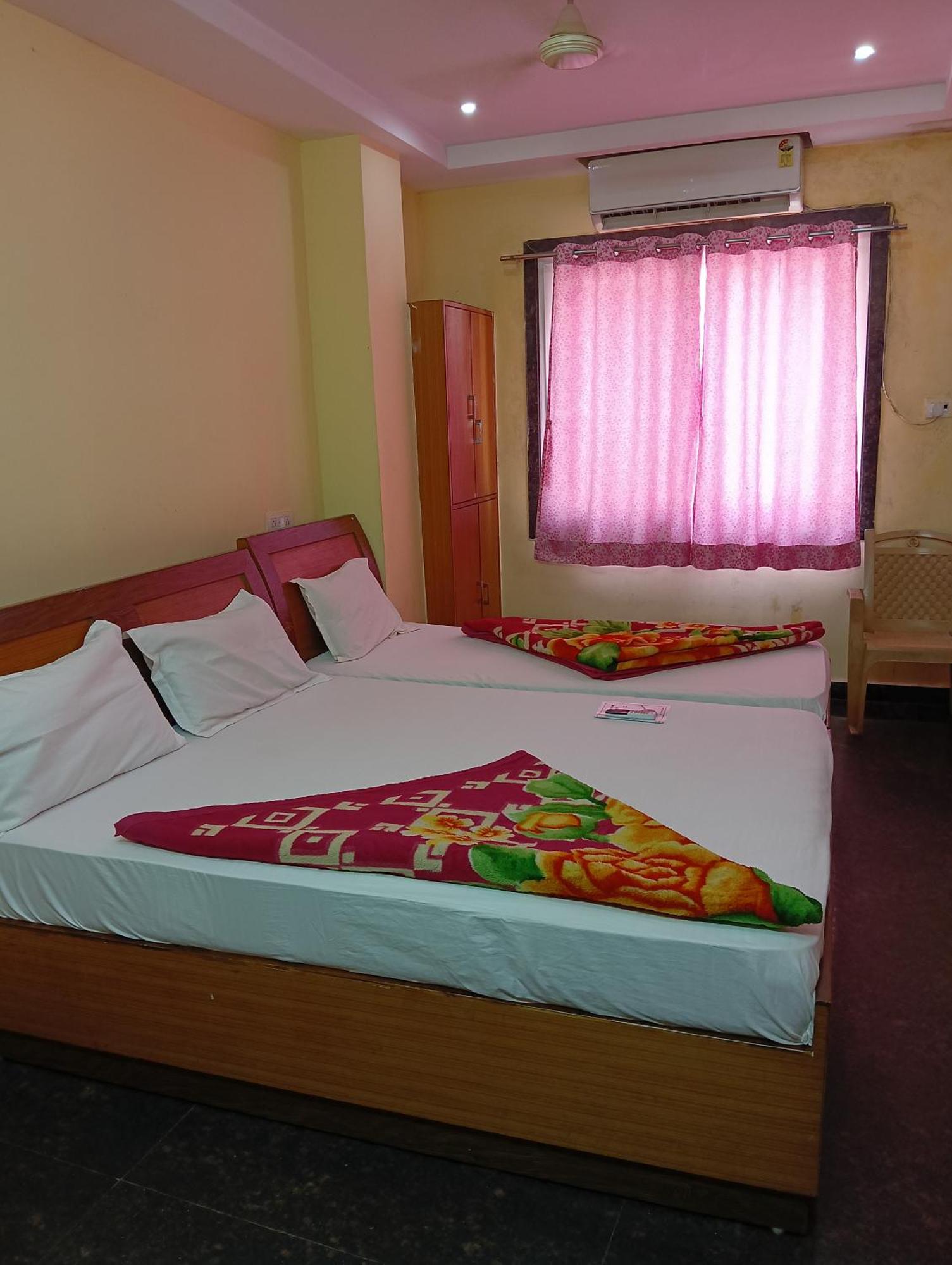 Omkaram Ashramam Gust House Varanasi